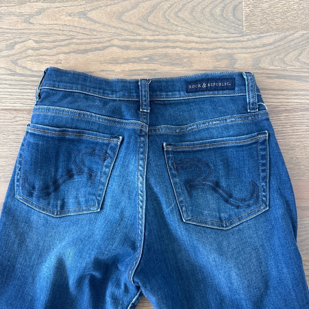 Rock and Republic distressed straight leg jeans. Size 6 - Picture 3 of 7